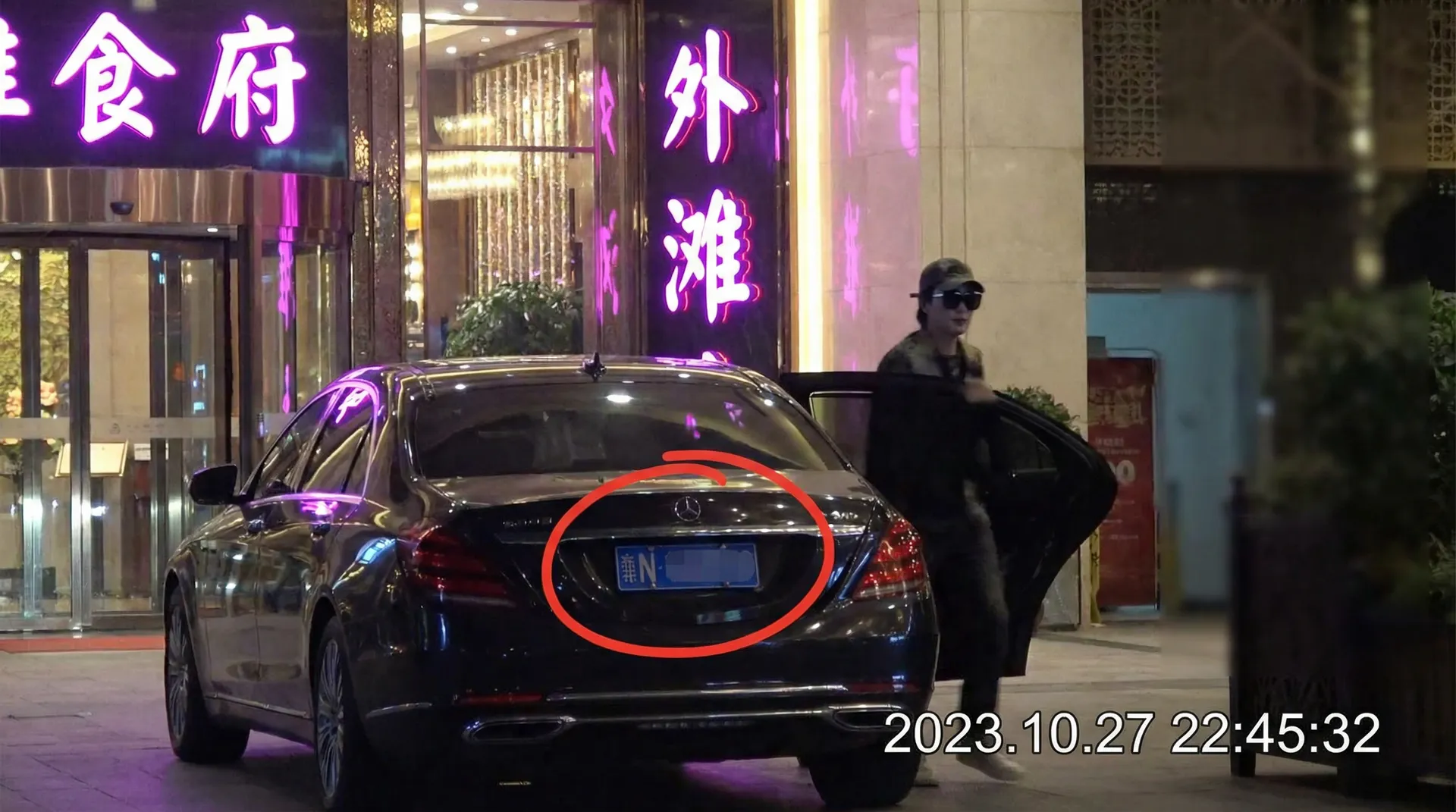 捷克街头 - 豪车餐厅外偷拍